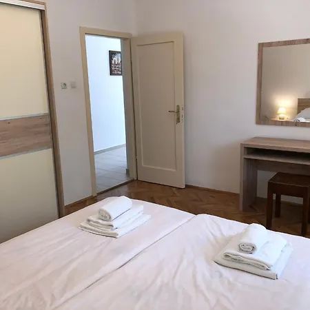 Erdgeschosswohnung Mit Terrasse Fuer Sechs Personen * Kampor