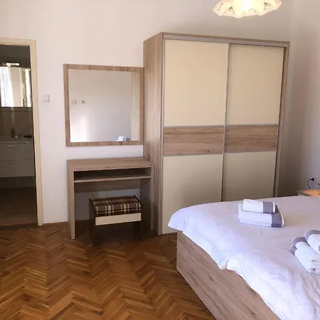 Erdgeschosswohnung Mit Terrasse Fuer Sechs Personen