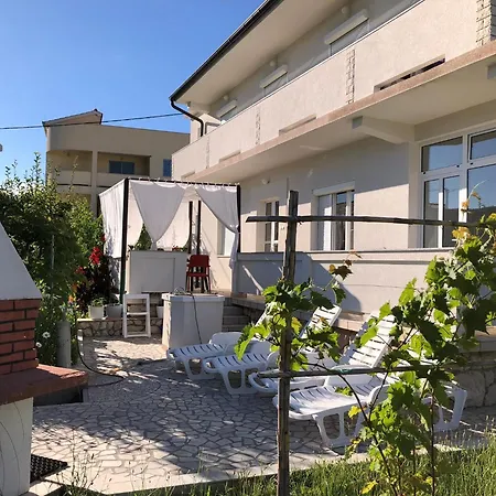 Erdgeschosswohnung Mit Terrasse Fuer Sechs Personen Apartment Kampor