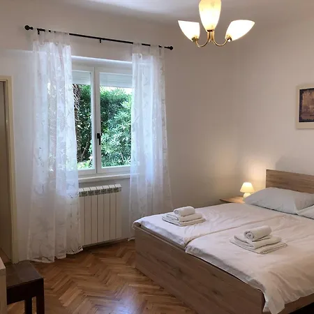 Erdgeschosswohnung Mit Terrasse Fuer Sechs Personen *