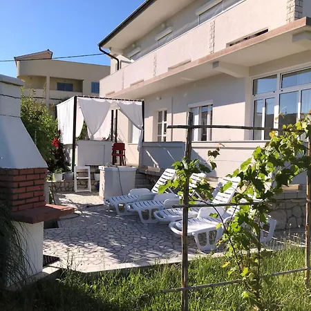 Erdgeschosswohnung Mit Terrasse Fuer Sechs Personen *