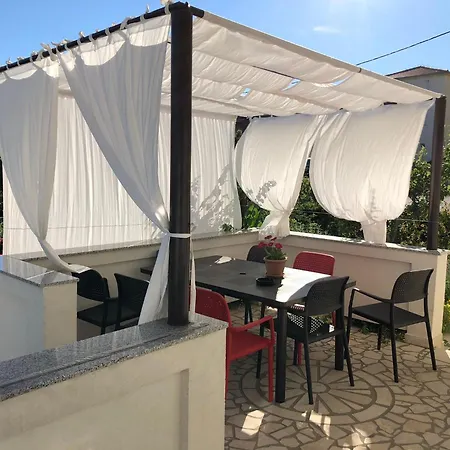 Erdgeschosswohnung Mit Terrasse Fuer Sechs Personen Kampor