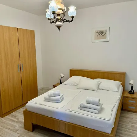 Erdgeschosswohnung Mit Terrasse Fuer Sechs Personen *
