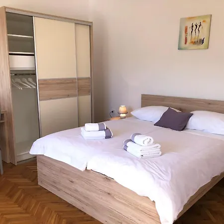 Erdgeschosswohnung Mit Terrasse Fuer Sechs Personen * Kampor