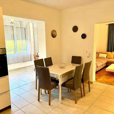 Erdgeschosswohnung Mit Terrasse Fuer Sechs Personen *