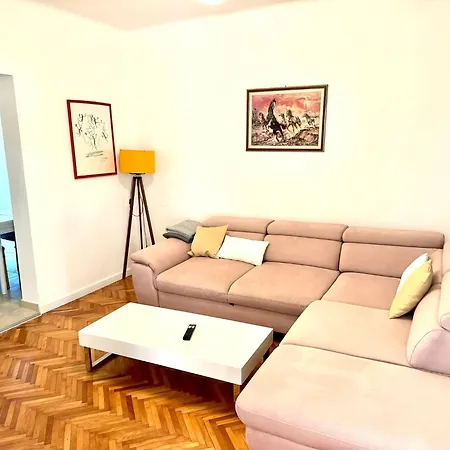 Erdgeschosswohnung Mit Terrasse Fuer Sechs Personen Kampor