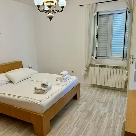 Erdgeschosswohnung Mit Terrasse Fuer Sechs Personen *