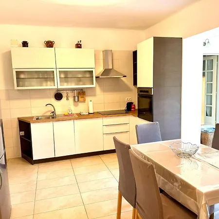 Erdgeschosswohnung Mit Terrasse Fuer Sechs Personen * Kampor