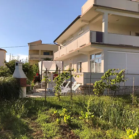Apartment Erdgeschosswohnung Mit Terrasse Fuer Sechs Personen